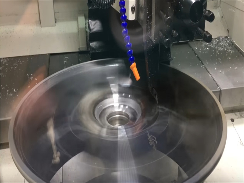 The using of cutting fluid on wheel repair machine